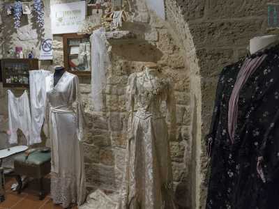Nella zona "matrimoniale" invece balzano all'occhio una vestaglia argentata indossata per la prima notte di nozze...